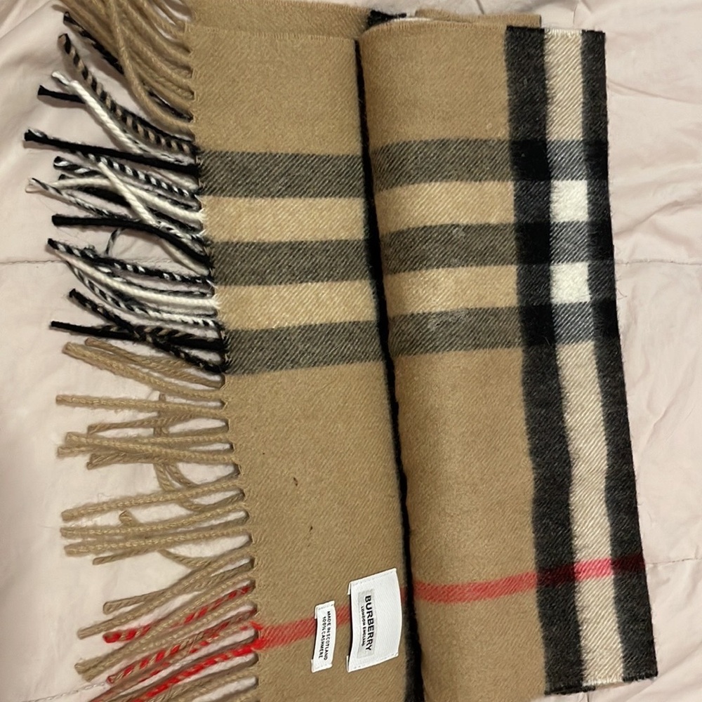 Classic Burberry scarf, barely used, cashmere